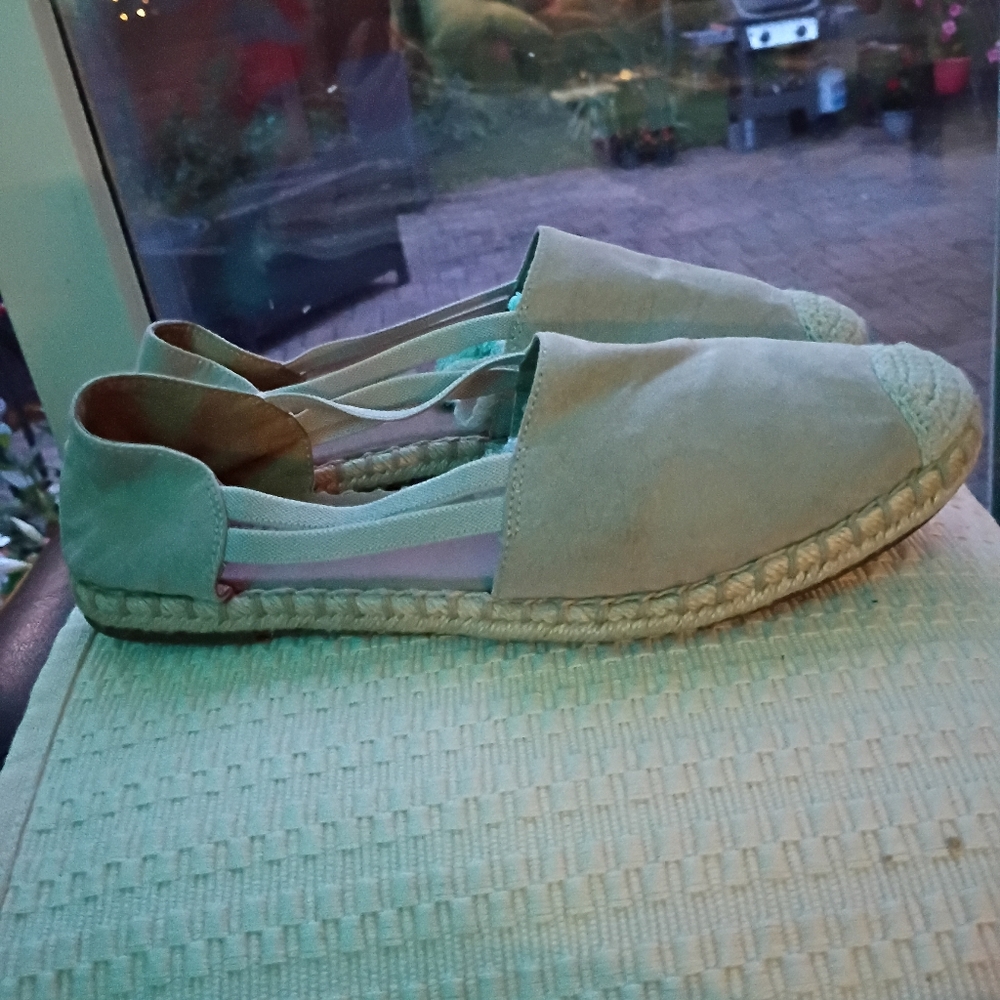 Stylish Espadrilles Adam Tucker by Me Too  Womens 8.5Seaside Slip Like New - Picture 2 of 6